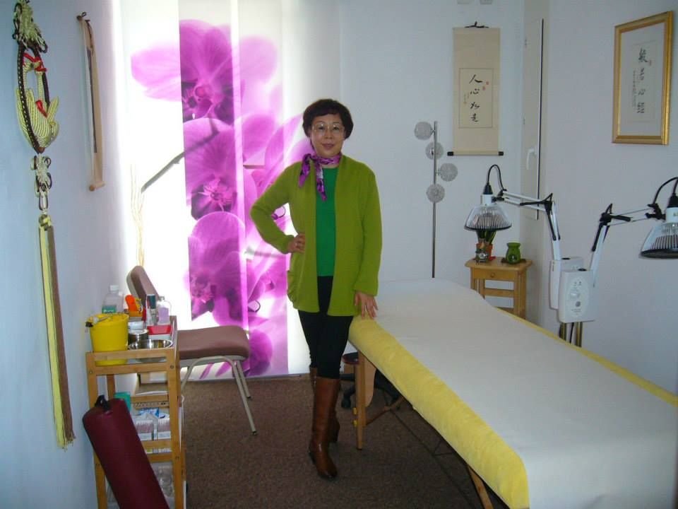 Yufeng Hafner-Dong in ihrer Praxis